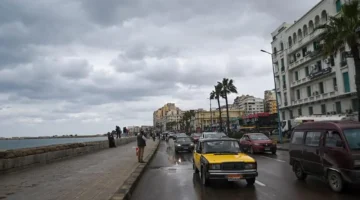 نوة المكنسة تضرب الإسكندرية بأمطار ورياح شديدة وتؤثر على حركة الحياة اليومية